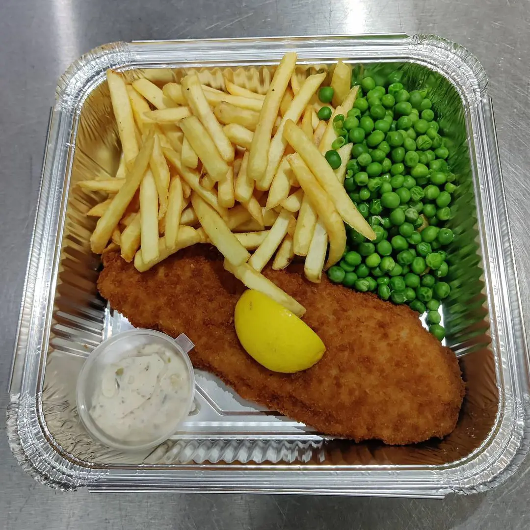 Cod, chips peas served with lemon and tarter sauce