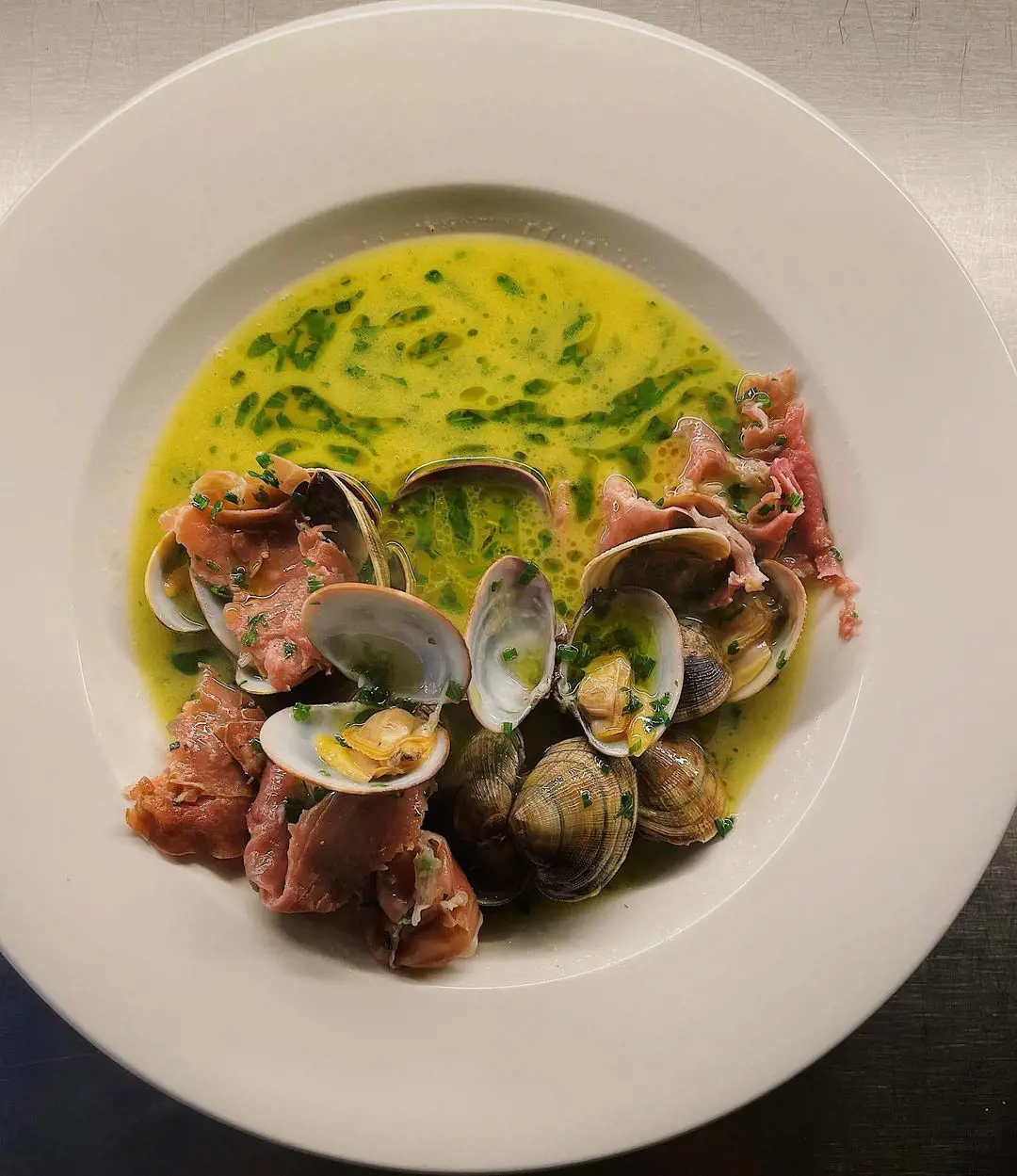 Clams with vermouth, san daniele and sorrel