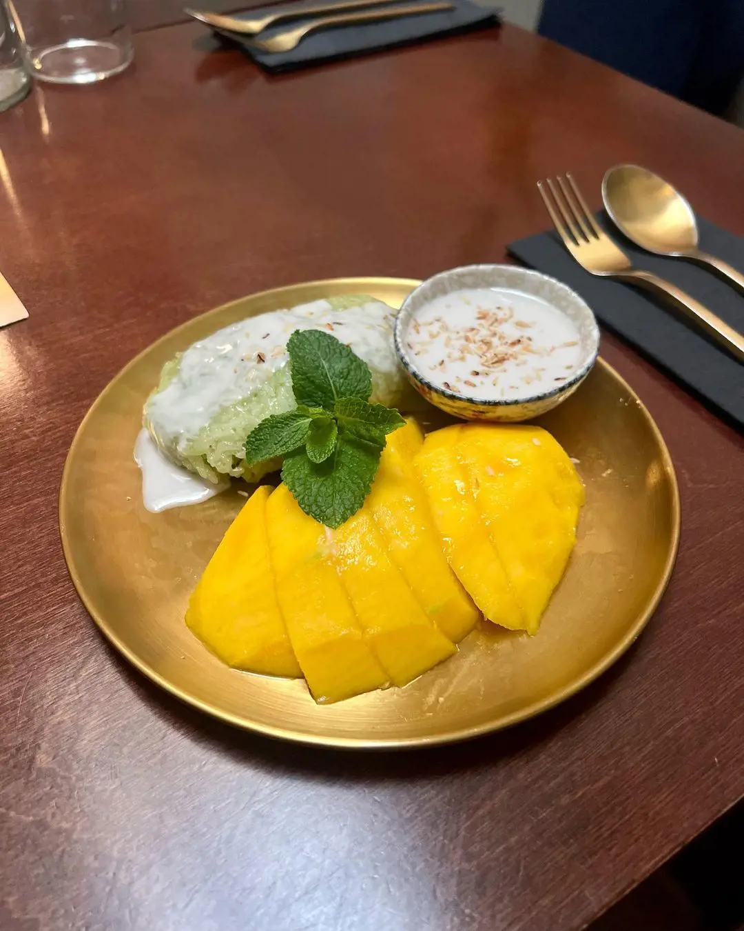 Fresh thai mangoes & pandan sticky rice