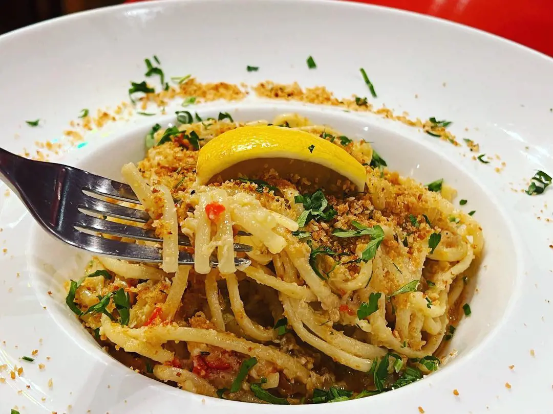 Linguine with crab meat