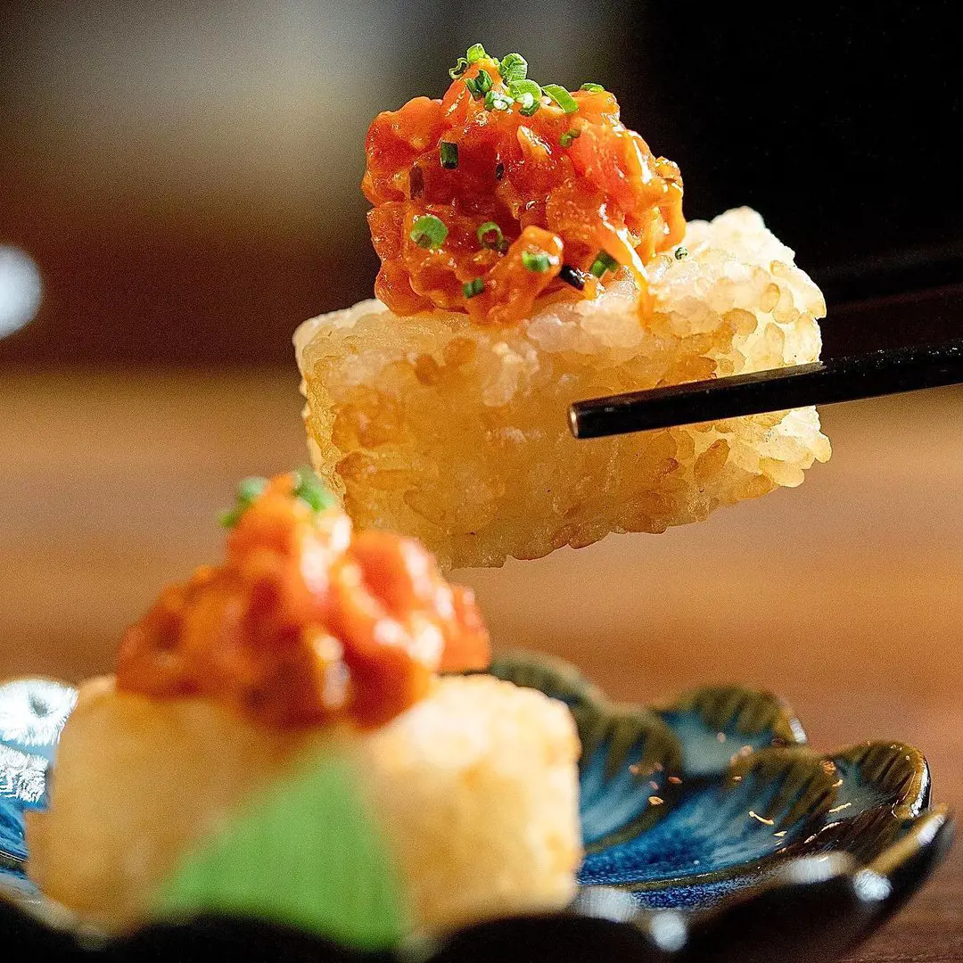 Crispy rice with spicy tuna tartare & chives