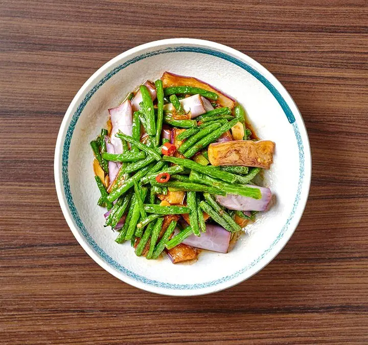 stir-fried aubergine and green bean in a delicious sauce
