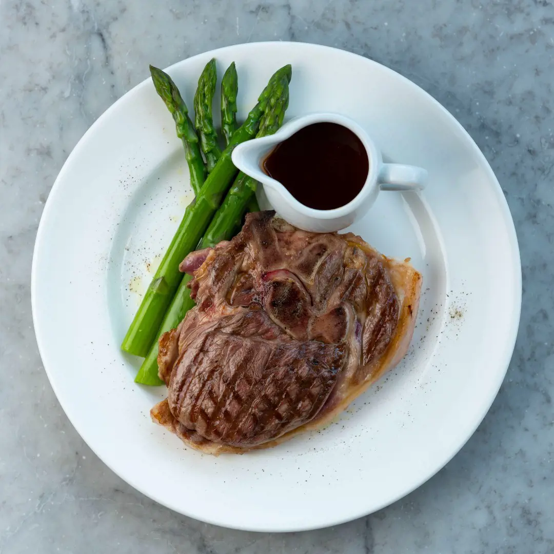 grilled lamb steak with asparagus and gravy