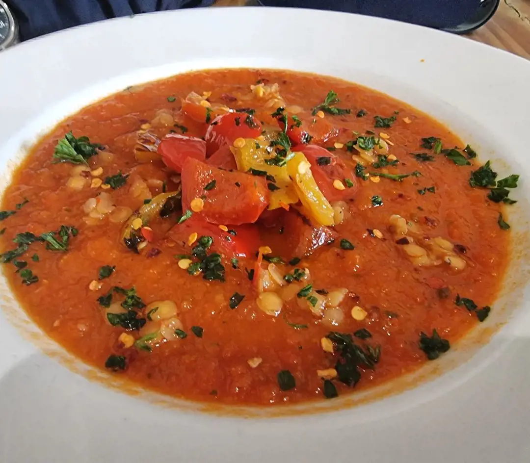 Tomato, red peppers and lentils soup