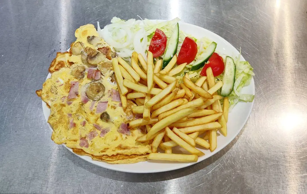 Ham and Mushroom Omellette served with chips and salad