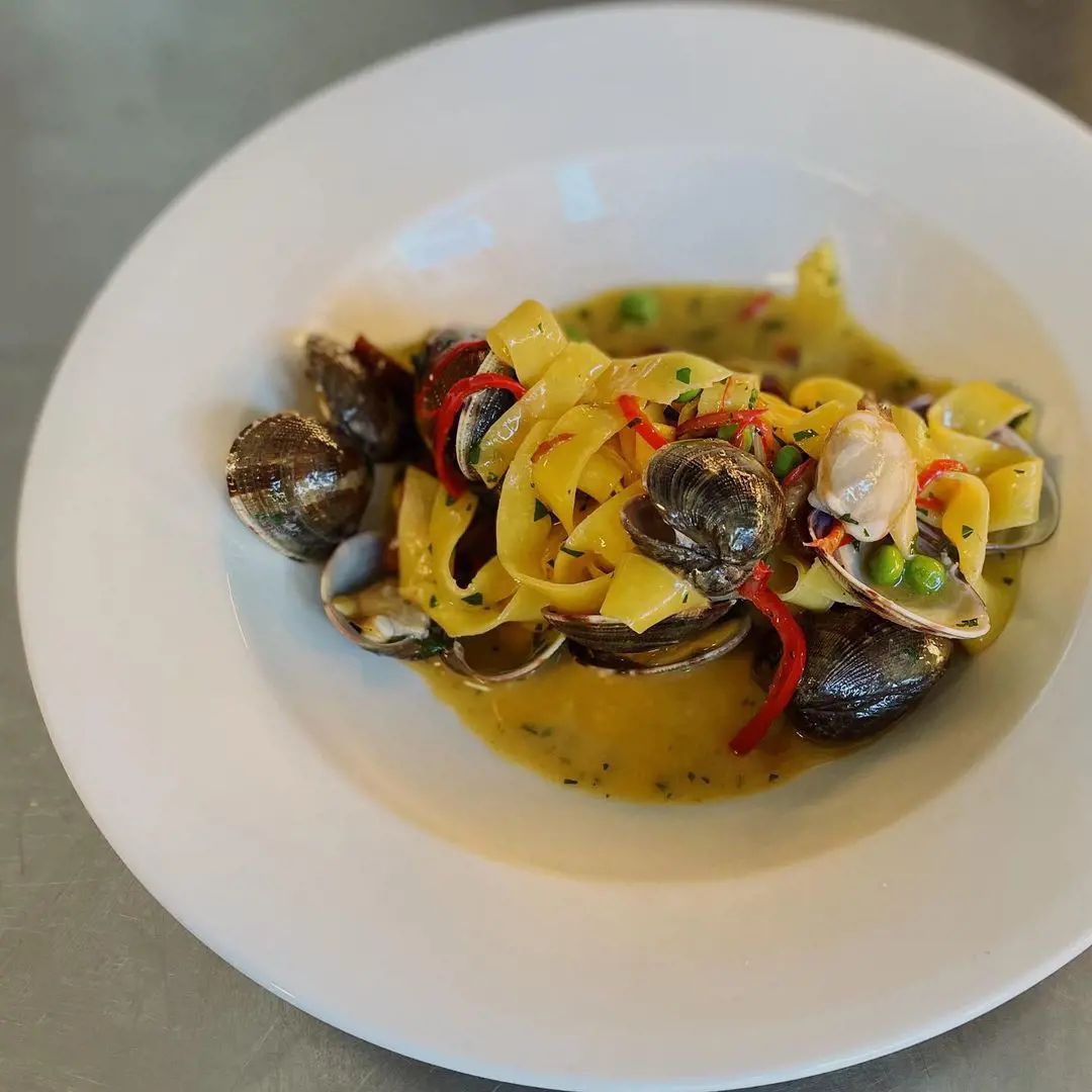pasta with clams, vermouth and fresh peas