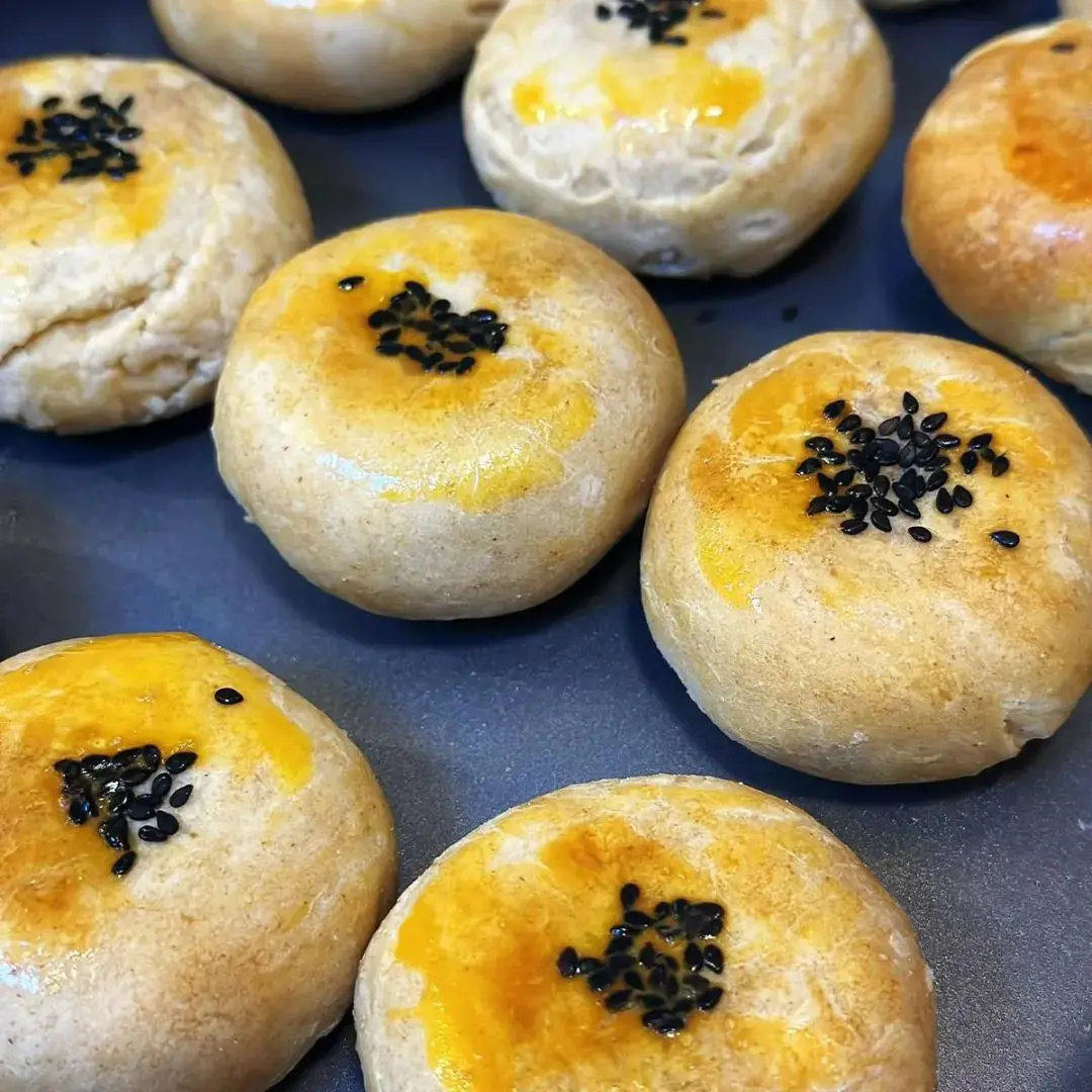 Mung bean cakes and sticky rice balls with black sesame filling